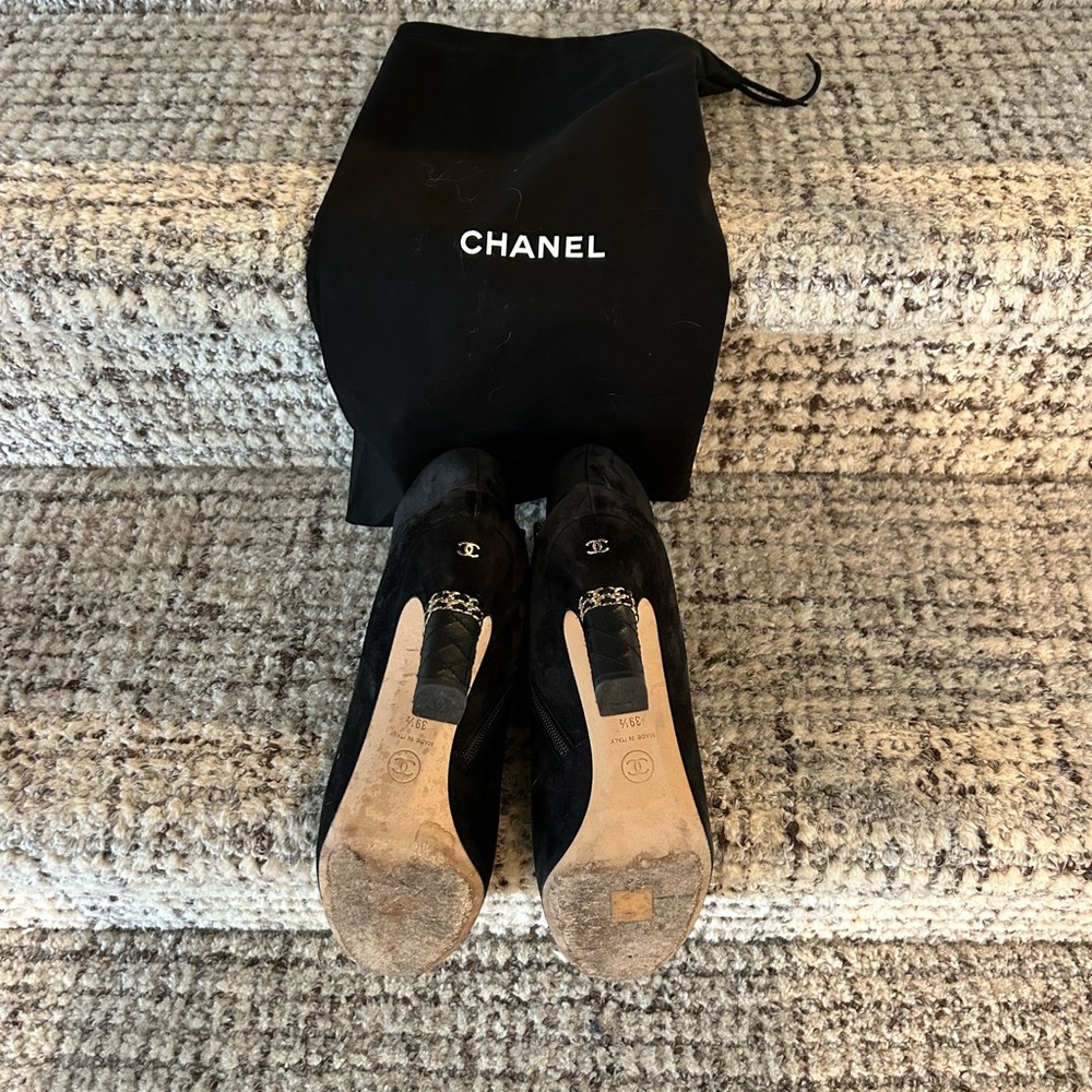 Classy Sued Chanel boots w leather tip.  Gold Chanel logo  on heel - Picture 2 of 4